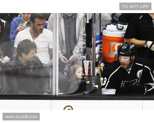 贝克汉姆豪气出手邀请好友阿汤哥共同现身欧冠决赛引爆全场焦点